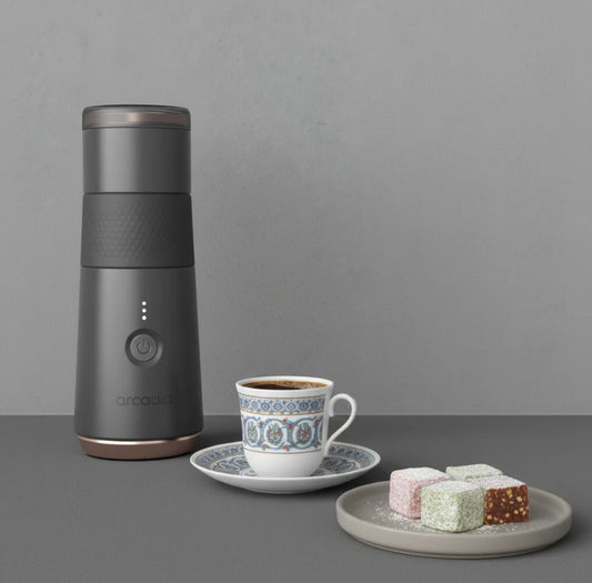Arcadia Go, die weltweit erste wiederaufladbare, tragbare türkische Kaffeemaschine